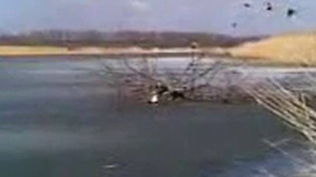 Рыбацкий мостик на льду!Fishing bridge on the ice!Pesquero puente de hielo! смотреть онлайн