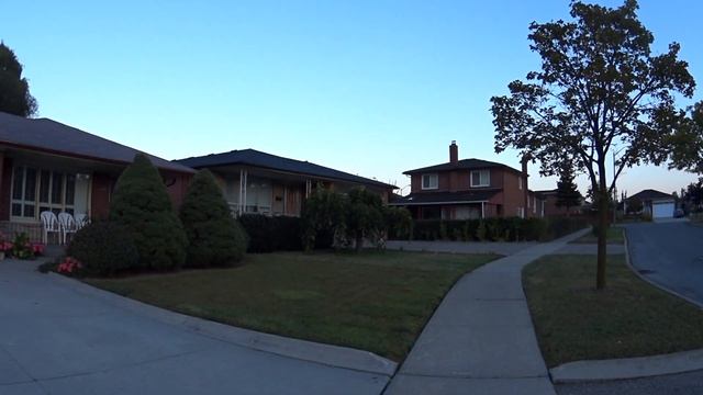 Район в Торонто с домами в стиле бунгало. Сентябрь 2023. смотреть онлайн