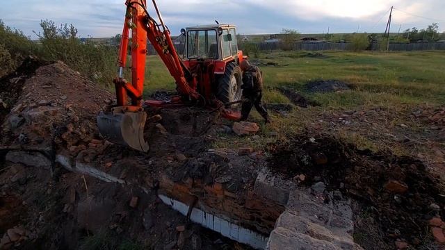 экскаватор  ЮМЗ 6 против кирпичной стены. #экскаватор #юмз #юмз6 #трактор #трактормтз #трактористы