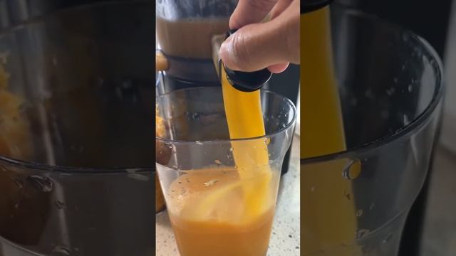 Orange juice #nutribullet #juicer #slowjuicer #coldpress #idontownthecopyrighttothismusic смотреть онлайн