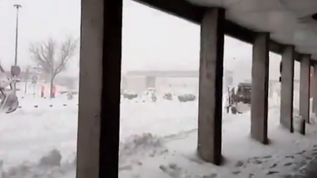 Snow apocalypse in Spain! A winter storm has stopped life in Vitoria! Fien storm in action! смотреть онлайн