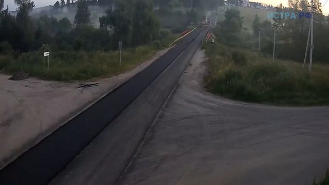 Асфальт кладут и днём, и ночью смотреть онлайн