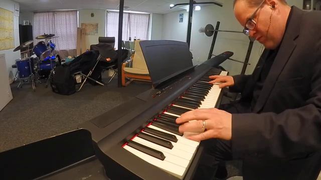 Moanin'-solo piano with walking bass line Yamaha P125B смотреть онлайн