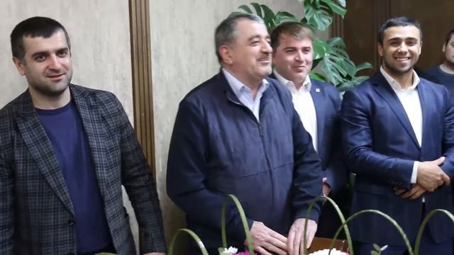 Салих Сагидов поздравил с 8 марта женскую половину коллектива администрации Кировского района смотреть онлайн