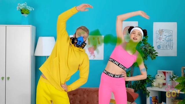 БЬЮТИ-ЛАЙФХАКИ, ЧТОБЫ СТАТЬ ПОПУЛЯРНОЙ В ШКОЛЕ || Идеи для девчонок и уроки макияжа от 123 GO! смотреть онлайн