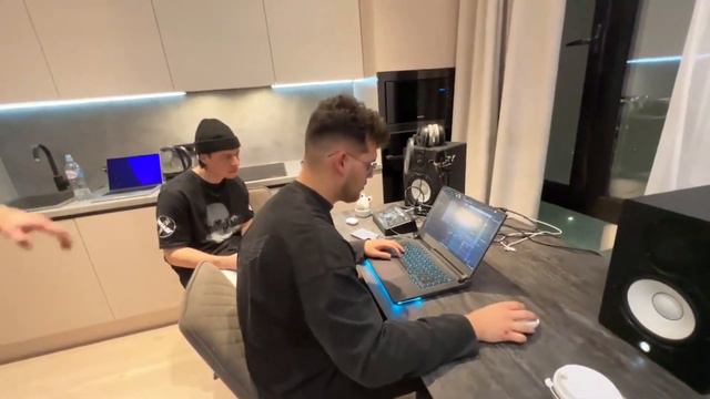 Хозяева записывают свой бит смотреть онлайн