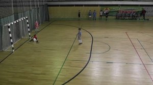 Сын бьет пенальти на соревнованиях. Футбол. Архивное.