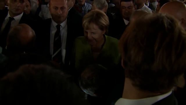 Ангела Меркель в сопровождении премьер министра и президента Армении прогулялась по вечернему Ерева смотреть онлайн