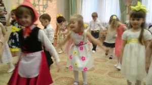 Весна красна идет и песенку поет!