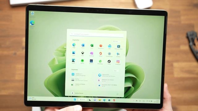Microsoft Surface Pro 9 Unboxing: With Keyboard & Slim Pen 2 смотреть онлайн