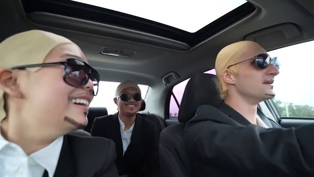 3 Pitbulls have a conversation in a car смотреть онлайн