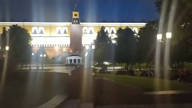 Пешком поздно вечером: Охотный ряд и Александровский сад смотреть онлайн