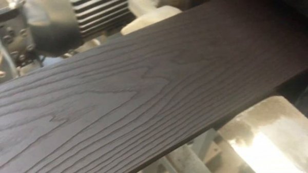 Нанесение тиснения и браширование заборной доски ДПК на производстве компании RusDecking