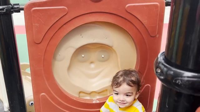 Алан и младший брат Амир играют на детской площадке в парке!пол - лава| Алан и Амир смотреть онлайн