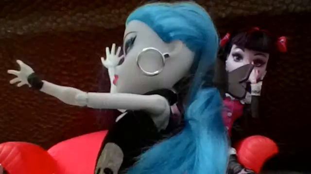 Monster High. История Элизабет и Дракулауры. смотреть онлайн