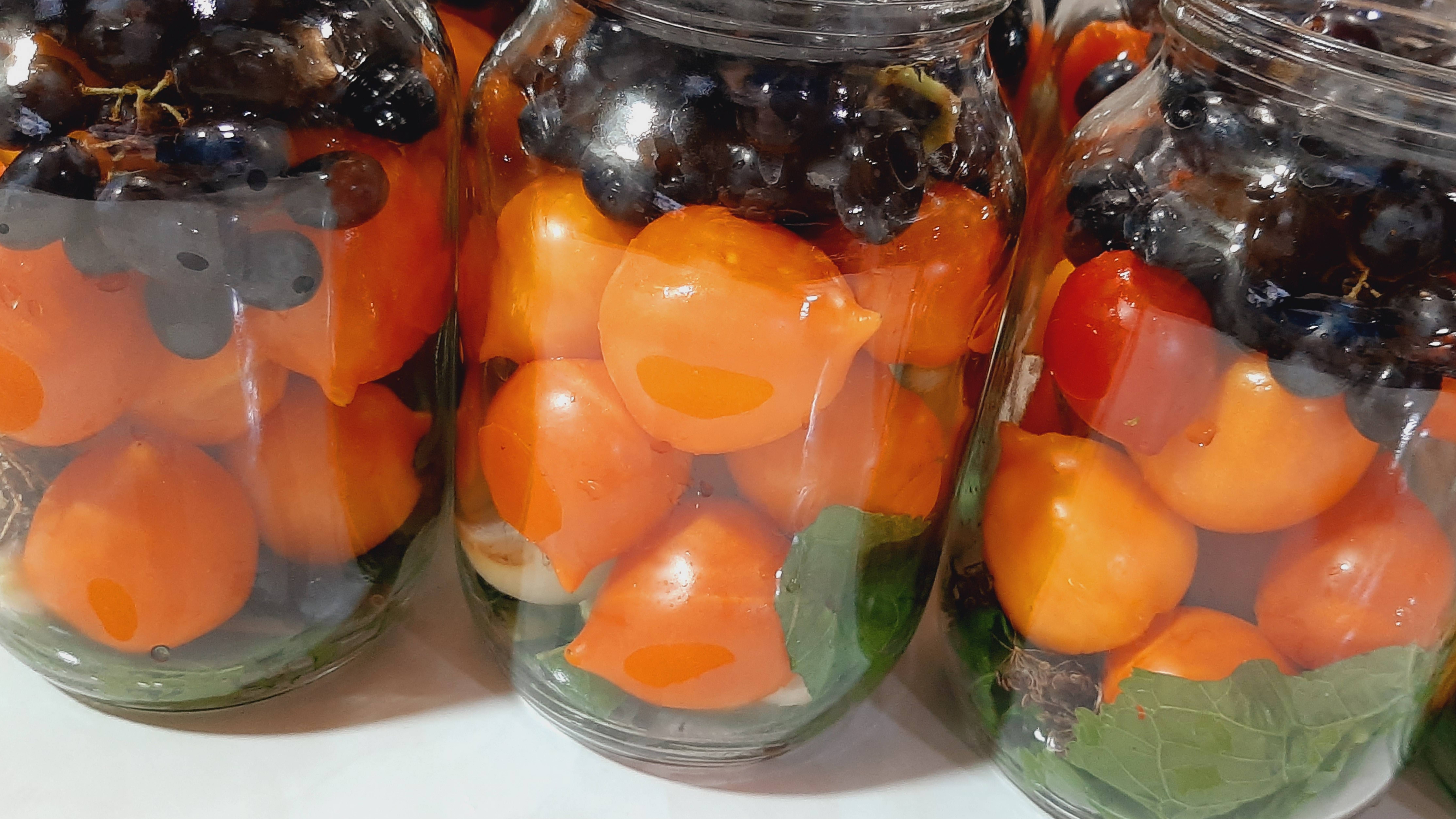 Маринованные помидоры с виноградом