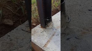 Как выровнять покосившийся столб забора.