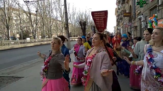 Солнечная весенняя Харинама-Санкиртана 07.04.18 Волгоград+Волжский (16) смотреть онлайн