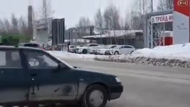 КАК АВТОБУС СБИВАЕТ МЕДВЕДЯ ?? смотреть онлайн