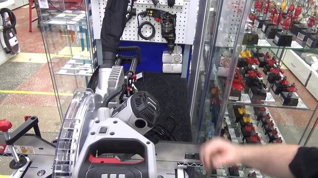 Обзор торцовочной пилы с протяжкой ЗУБР ЗПТ-305-1800 ПЛ смотреть онлайн