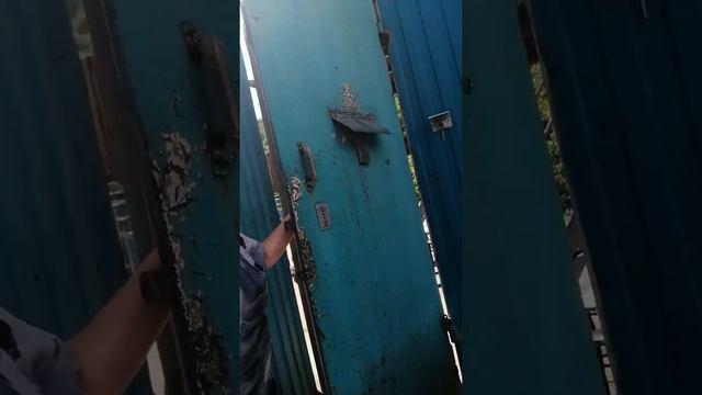 На завод пытаемся пройти. Достать котёнка. Охранник злой. НЕ пускает.. Говорю, что размещу в ютубе. смотреть онлайн