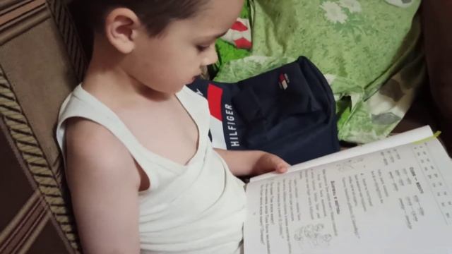 Егор 6 лет, 1 й класс читает букварь