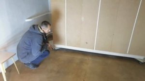 Как передвинуть огромный шкаф-купе одному чтобы разстелить линолеум