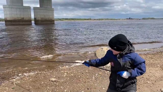 Достаем автомобиль из реки по частям. Магнитная рыбалка смотреть онлайн