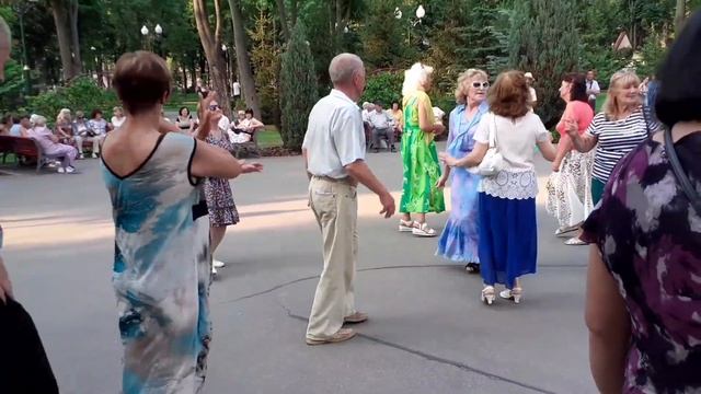 С розою красивою!???/Танцы в парке Горького Харьков июль 2021 смотреть онлайн
