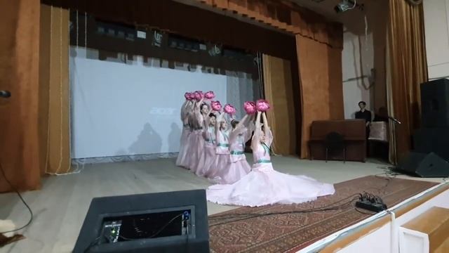 Китайский танец "Свет Лотоса". Танцевальный коллектив "LUNA" смотреть онлайн