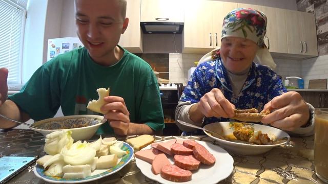 БАБУШКА НАКОРМИЛА МЕНЯ ВКУСНЫМ БОРЩОМ смотреть онлайн