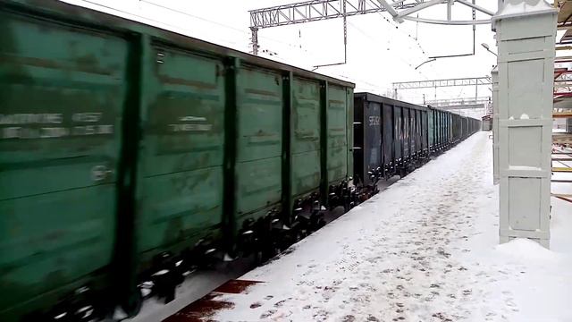 Грузовой поезд ВЛ10У-927 проносится на высокой скорости через станцию Гривно, Курское направление. смотреть онлайн