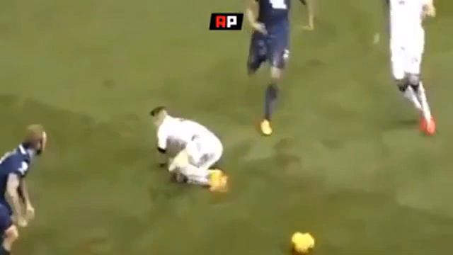 Овечкин получил шайбой в лицо и продолжил следить за игрой, а у футболистов всё иначе..... смотреть онлайн