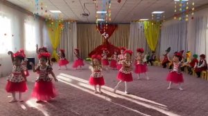 Танец «Малинки» на осеннем утреннике в детском саду.