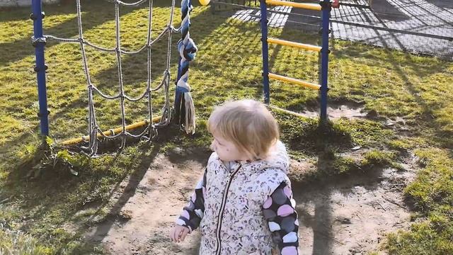 Отец жгет на площадке, а Амелька весело гуляет и падает смотреть онлайн
