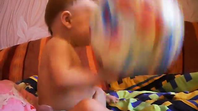 ПРИКОЛ)))))как же её отгрызть??? /мальчик с шариком смотреть онлайн