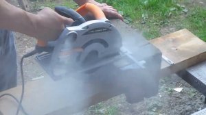 Как циркулярная пила режет бетон. Cutting a concrete brick by circular saw.