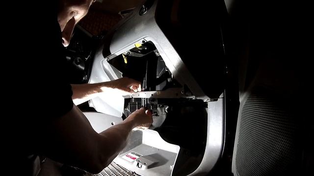 Замена фильтра салона. Chevrolet Aveo. смотреть онлайн