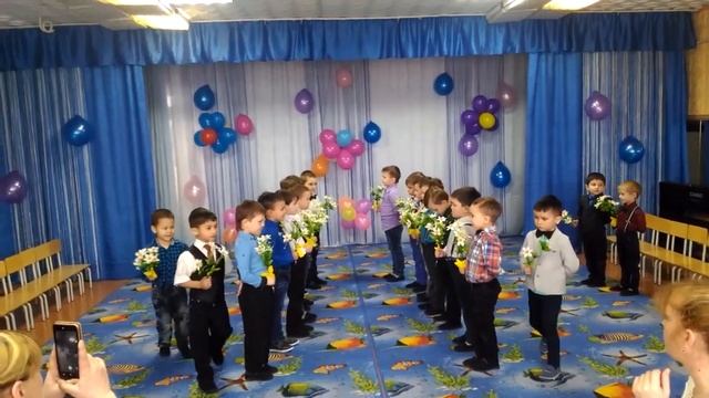 Красивый выход на праздник 8 марта. Старшая группа смотреть онлайн