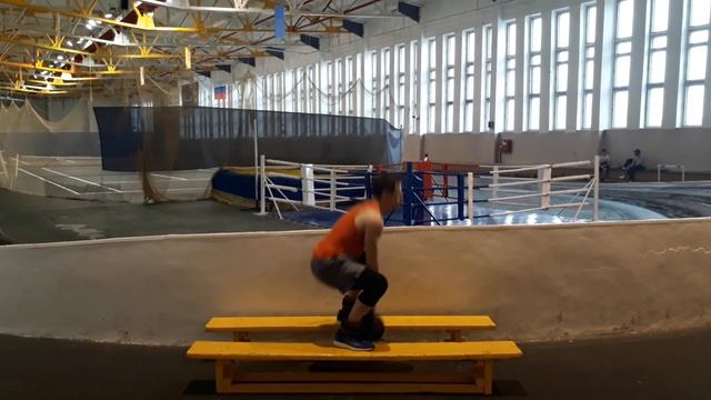 Прыжки с гирей в руках и утяжелителями смотреть онлайн