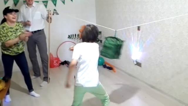 Пиньята в стиле Майнкрафт. Разбиваем Крипера. смотреть онлайн