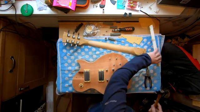 Putting together a Harley Benton Les Paul kit. смотреть онлайн