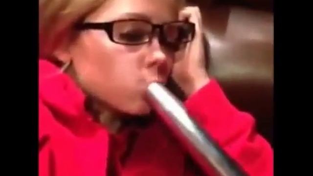 Приколы: Прикол с пылесосом! Спящую девушку поцеловали пылесосом! смотреть онлайн