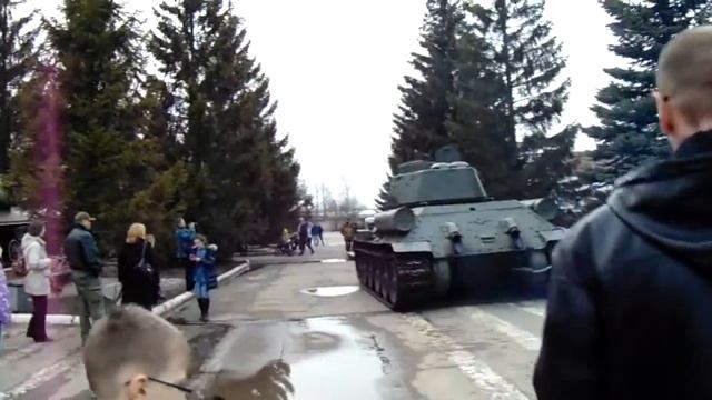 Музей танков в Кубинке. Выезд танка т-34-85. Кубинка смотреть онлайн