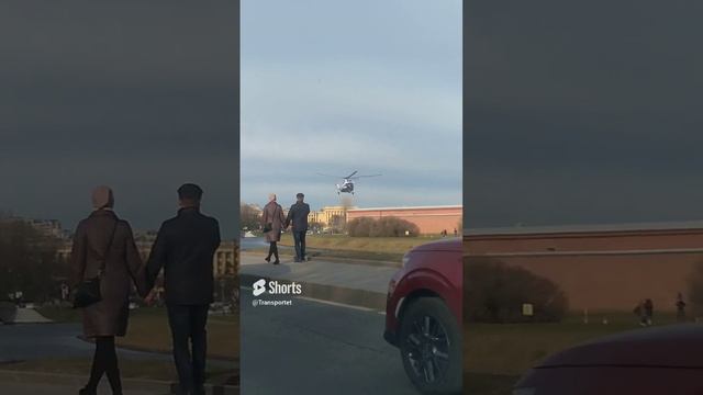 Приземляется вертолет #Shorts #вертолет #вертолёты #helicopter смотреть онлайн