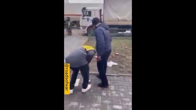 Нацист зомби растаптывает консервы из гуманитарной помощи смотреть онлайн