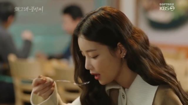 Пытается угадать возраст девушки. Смешной момент из дорамы "Что случилось Пун Сан" смотреть онлайн