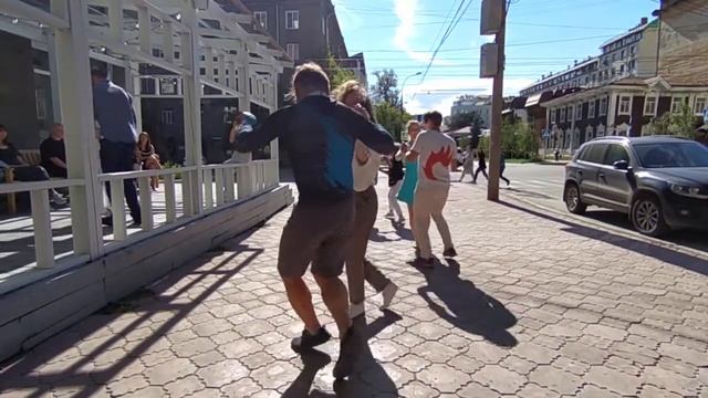 Open Air "Сальса Мира" на Советской 6! Бачата. С Павлом Мошкалевым. смотреть онлайн