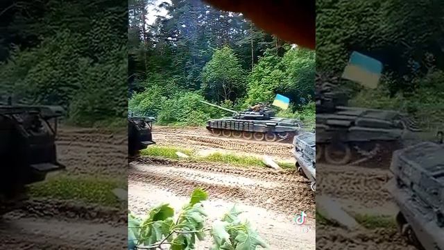 YPR-765 и Т-72М1 где-то в лесах на Донбассе. смотреть онлайн