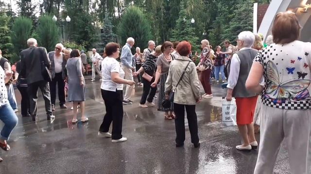 ТЁЩА ДАЙ, ДАЙ НА МАШИНУ!???/ВЕСЁЛЫЕ ТАНЦЫ В ПАРКЕ ГОРЬКОГО ХАРЬКОВ ИЮНЬ 2021 смотреть онлайн